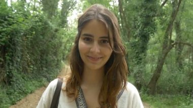 yürüyüş ve kırsal yol gülümseyen kadın