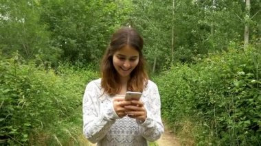 Akıllı telefon kullanan kadın