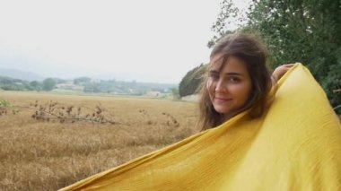  kadın holding sarı eşarp 