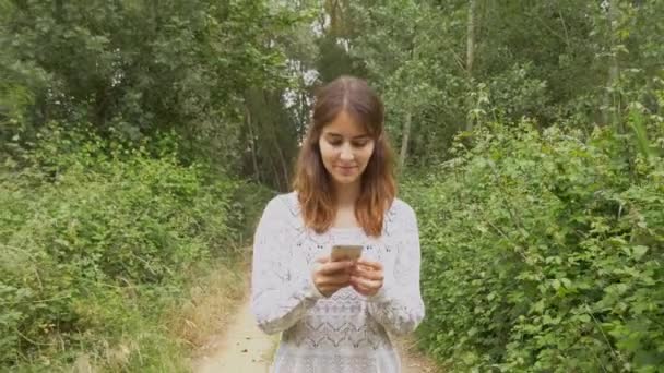 Mulher usando smartphone — Vídeo de Stock