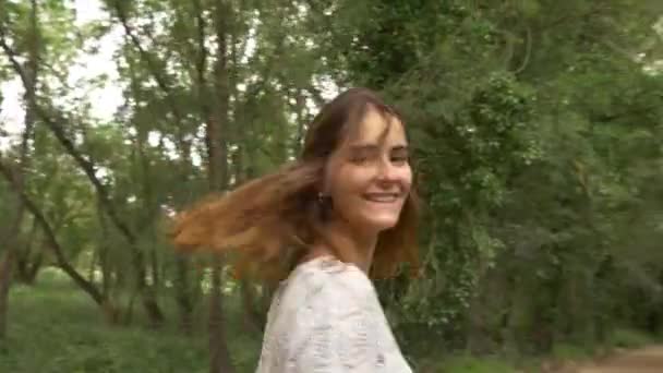 Femme qui tourne autour 