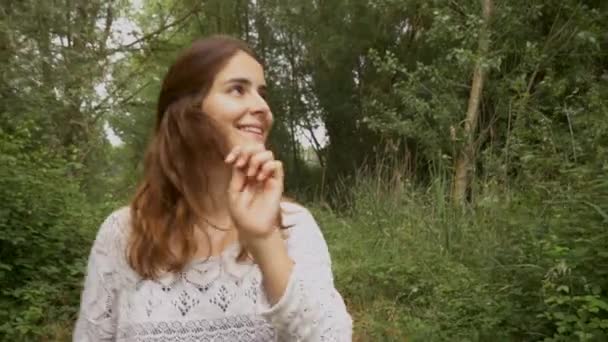 Mulher andando e sorrindo na estrada rural — Vídeo de Stock