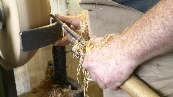 Carpinteiro trabalhando com madeira — Vídeo de Stock