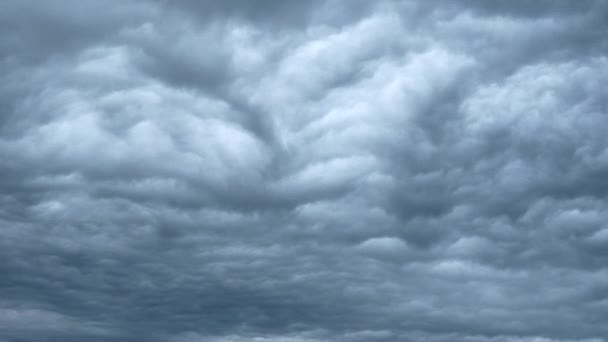 Chmury burzowe, tworząc na niebo — Wideo stockowe