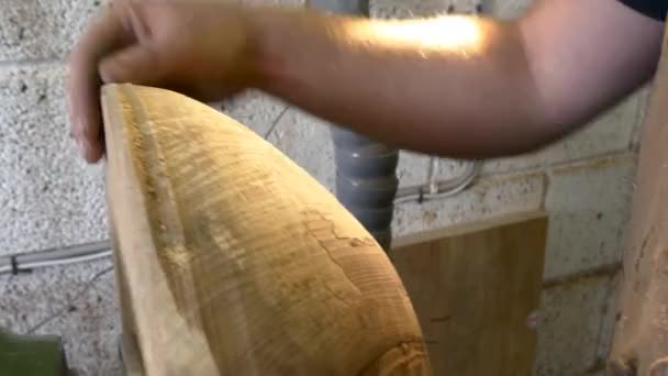 Timmerman werkend met hout — Stockvideo