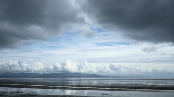 Nubes de tormenta formándose sobre el mar — Vídeos de Stock