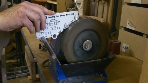 Carpinteiro trabalhando com serra circular — Vídeo de Stock