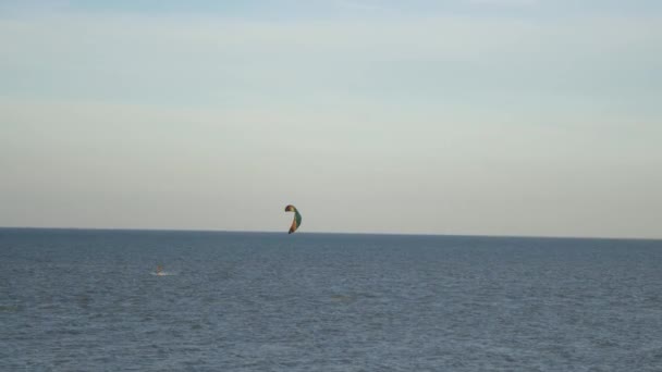 Muž kitesurfing v člověka kitesurfing v — Stock video