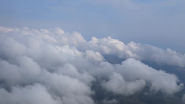 Σύννεφα πέρα από τα όμορφα βουνά — Αρχείο Βίντεο