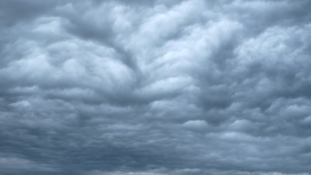 Storm wolken vervormen op sky — Stockvideo