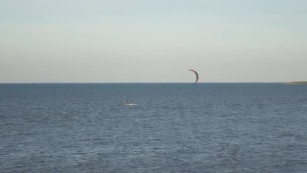 Kitesurfing άνθρωπος σε άνθρωπο kitesurfing σε — Αρχείο Βίντεο