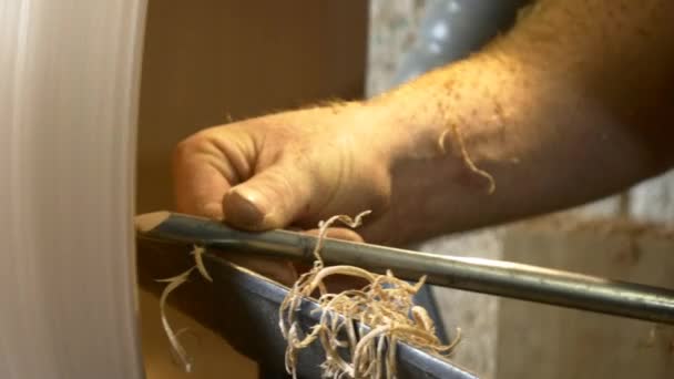 Carpintero trabajando con madera — Vídeos de Stock