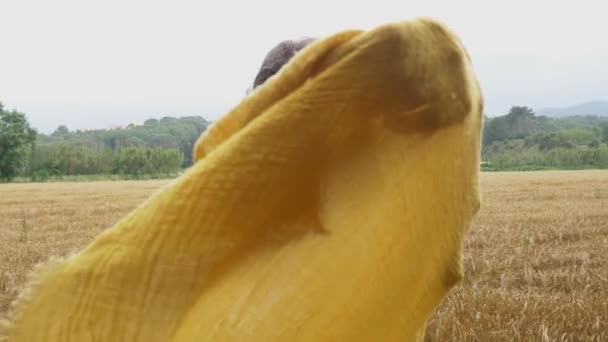 Mujer sosteniendo bufanda amarilla — Vídeo de stock