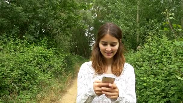 Vrouw met smartphone — Stockvideo