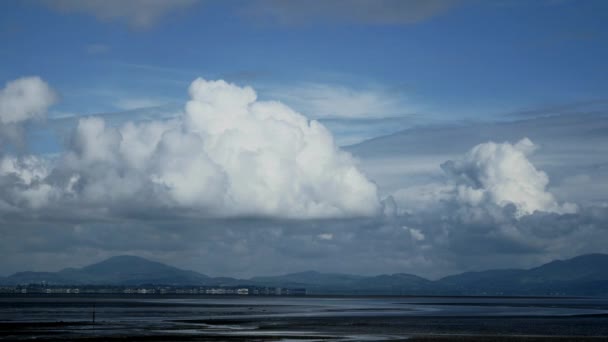 Nubes de tormenta formándose sobre el mar — Vídeos de Stock