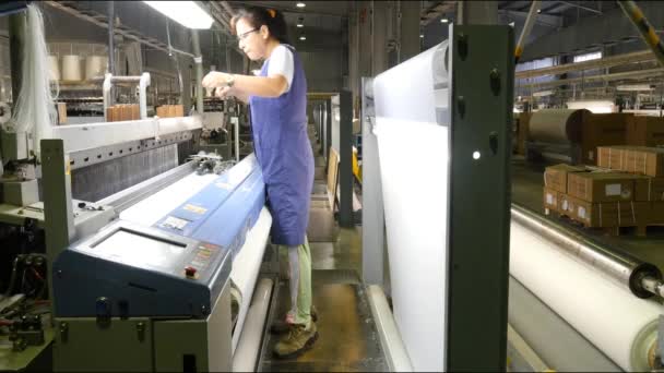 Vrouw tot vaststelling van de machine in textielfabriek — Stockvideo