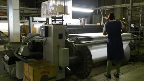 Kobieta, mocowania maszyny w fabryce włókienniczej — Wideo stockowe