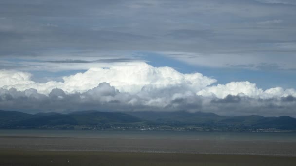 Nubes de tormenta formándose sobre el mar — Vídeo de stock