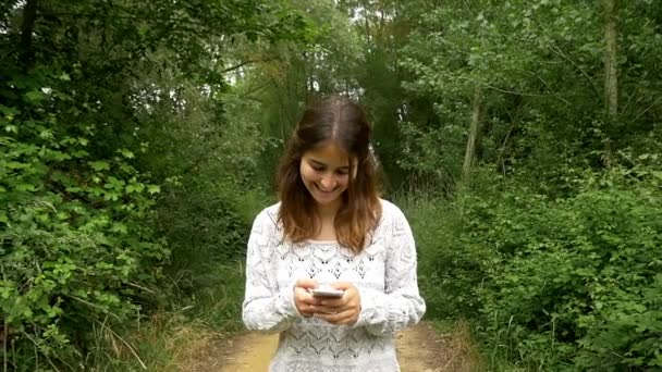 Vrouw met smartphone — Stockvideo