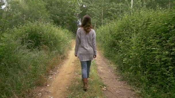 Kvinnan promenader i lantlig väg — Stockvideo