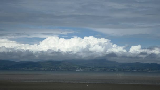 Nubes de tormenta formándose sobre el mar — Vídeo de stock