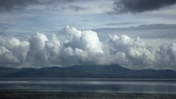 Nubes de tormenta formándose sobre el mar — Vídeo de stock