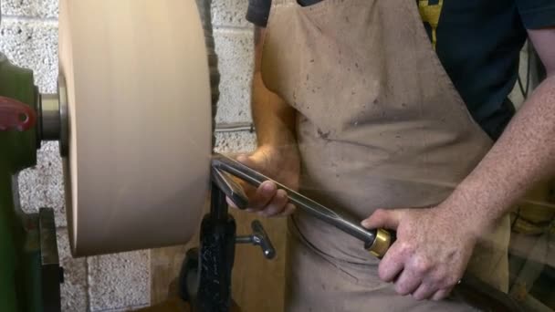 Carpintero trabajando con madera — Vídeo de stock