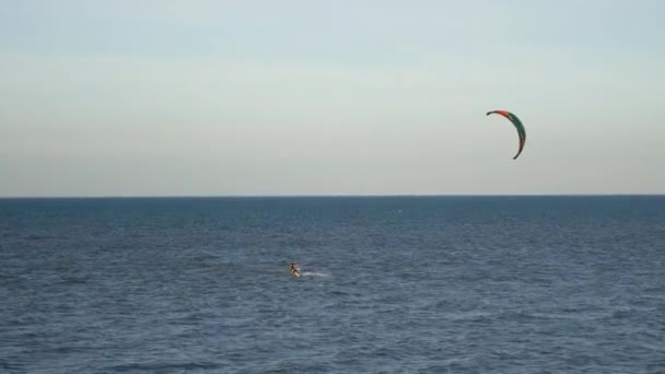 Muž kitesurfing v člověka kitesurfing v — Stock video