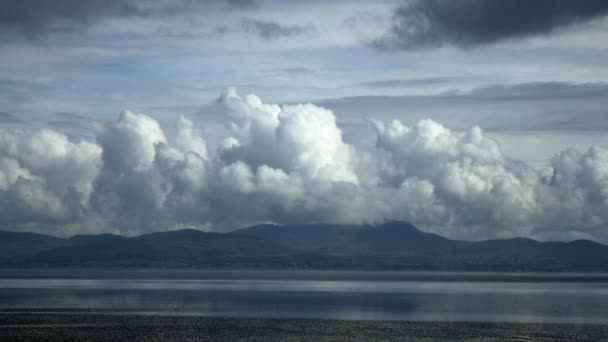 Nubes de tormenta formándose sobre el mar — Vídeos de Stock