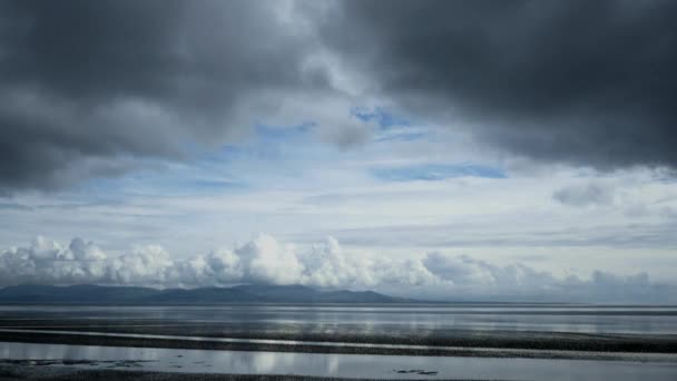 Nubes de tormenta formándose sobre el mar — Vídeos de Stock