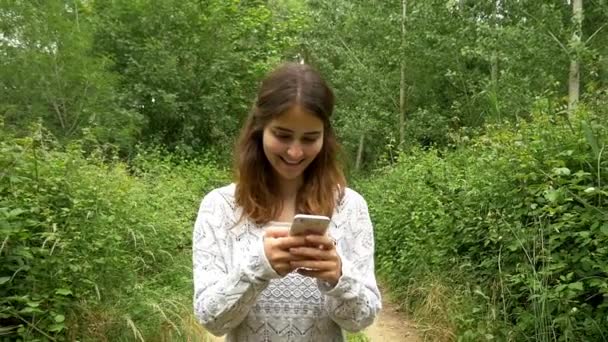 Vrouw met smartphone — Stockvideo