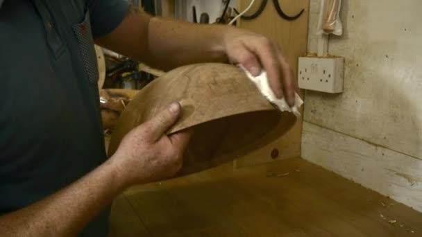 Schreiner arbeitet mit Holz — Stockvideo