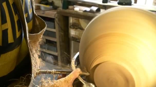 Timmerman werkend met hout — Stockvideo