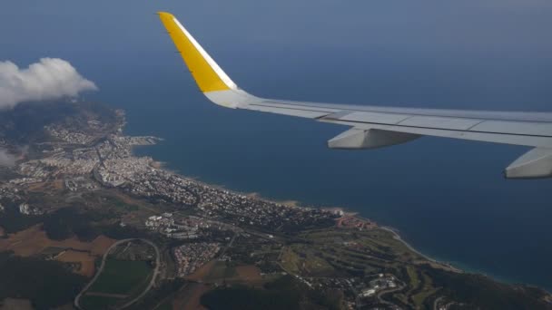 Asa do avião sobre as nuvens — Vídeo de Stock