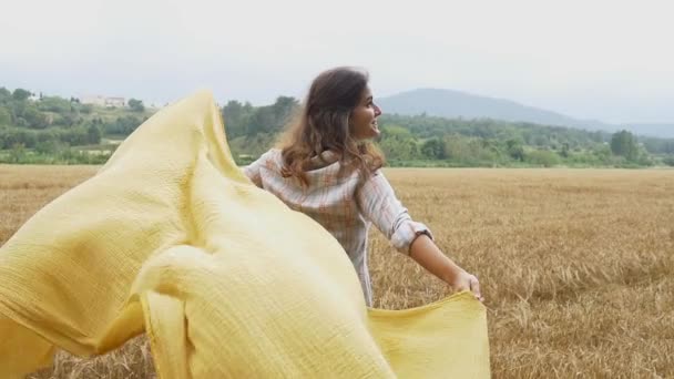 Mujer sosteniendo bufanda amarilla — Vídeo de stock