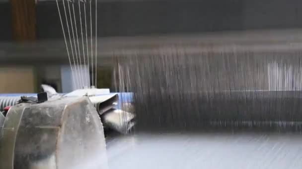 Geautomatiseerde technologie van de produktie op textielfabriek — Stockvideo