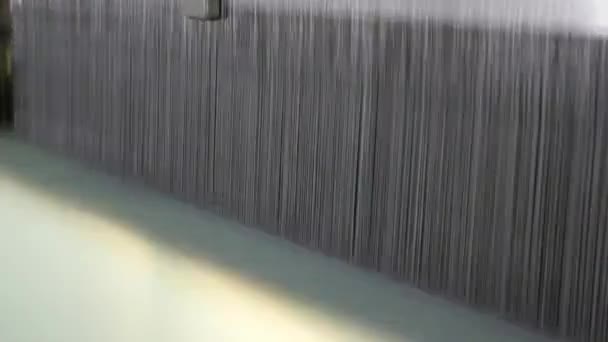 Tecnología automatizada de producción en la fábrica textil — Vídeo de stock