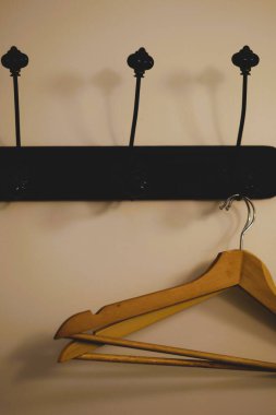 Vintage elbise askısı dikey fotoğrafçılık.