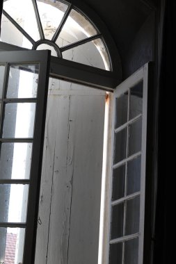 Kaledeki beyaz eski pencere.