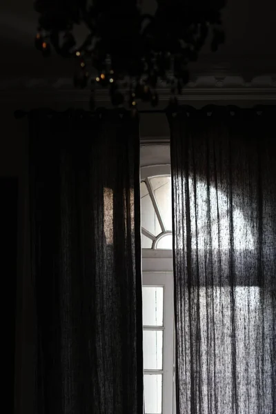 Retro pencereden güzel bir manzara. Pencereden karanlık odaya ışık.