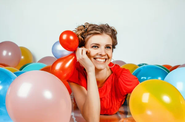 Ritratto di una ragazza con palloncini sorridenti — Foto Stock