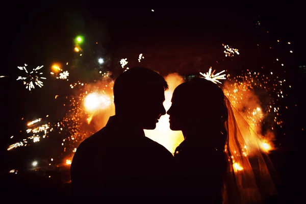 Silhouette di coppia sullo sfondo di fuochi d'artificio — Foto Stock
