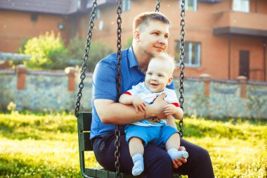 Baba, hugs bir gülen çocuk