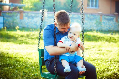 Baba, kucağına çocuk