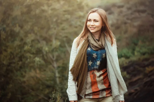 Krásná a veselá dívka s americkou vlajkou šaty. — Stock fotografie