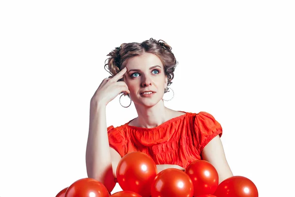 Linda chica ha reflexionado sobre un fondo blanco en vestido rojo con globos . — Foto de Stock