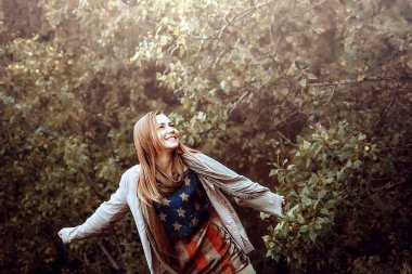 Mutlu ve Amerikan bayrağı ile ücretsiz giysili güzel kızdır.