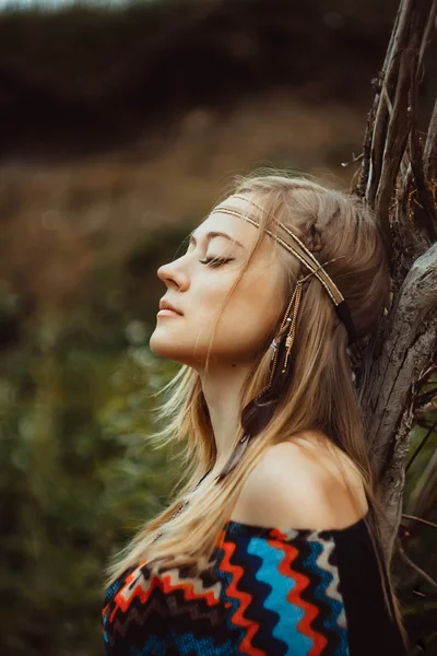 La ragazza si appoggiò a un albero — Foto Stock