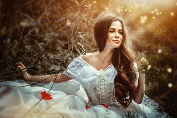 Dziewczyna w sukience siedzi w lesie — Zdjęcie stockowe