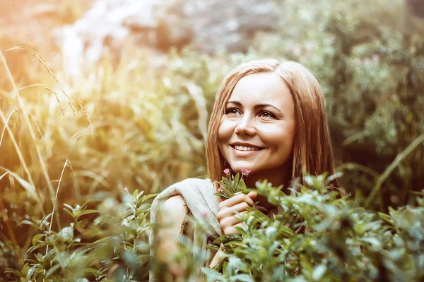 Das Mädchen im Gebüsch glücklich — Stockfoto